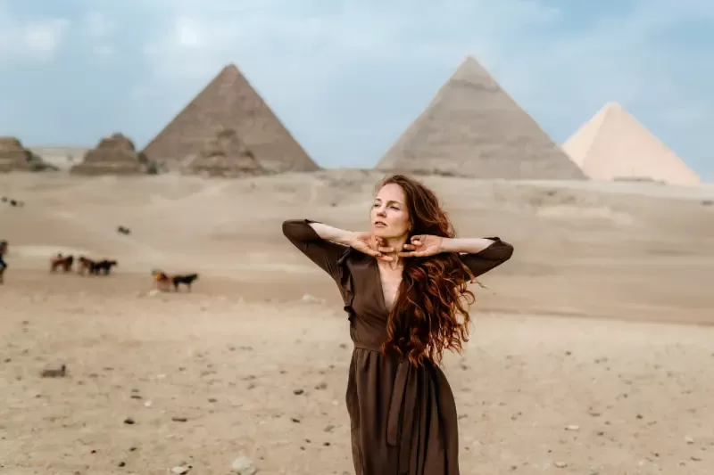 Donna alle PIramidi di Giza, tour delle oasi egitto